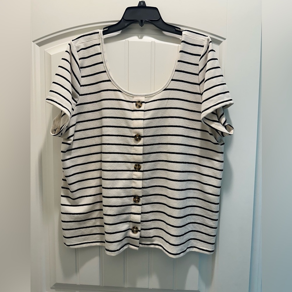 Torrid black and white rib stripe button front top - 3X (22-24)